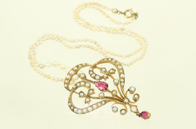 zarte Perlenkette mit 1 antiken Anhänger