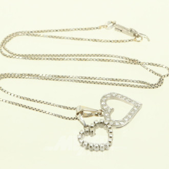 Kette in 750 WG mit Schließe in 585 WG punziert, sowie 2 Anhänger 'Herz' in 750 WG mit kl. Brillanten