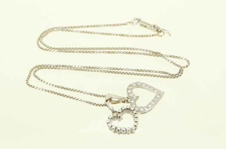 Kette in 750 WG mit Schließe in 585 WG punziert, sowie 2 Anhänger 'Herz' in 750 WG mit kl. Brillanten