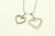Kette in 750 WG mit Schließe in 585 WG punziert, sowie 2 Anhänger 'Herz' in 750 WG mit kl. Brillanten
