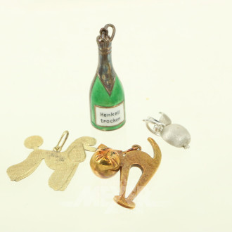 4 Kettenanhänger "Sektflasche / Pudel / Katze / Apfel"