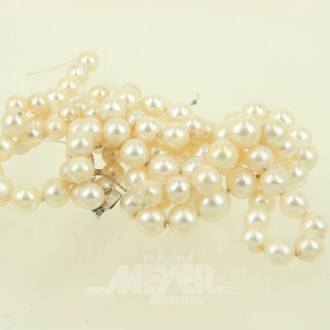 lange Perlenkette, gerissen