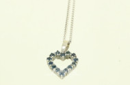 zarte Kette, mit 1 Anhänger "Herz", besetzt mit 14 kl. blauen Farbsteinen