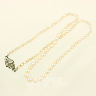 Perlenkette mit Schließe in 750 WG mit 1 kl. Brillant