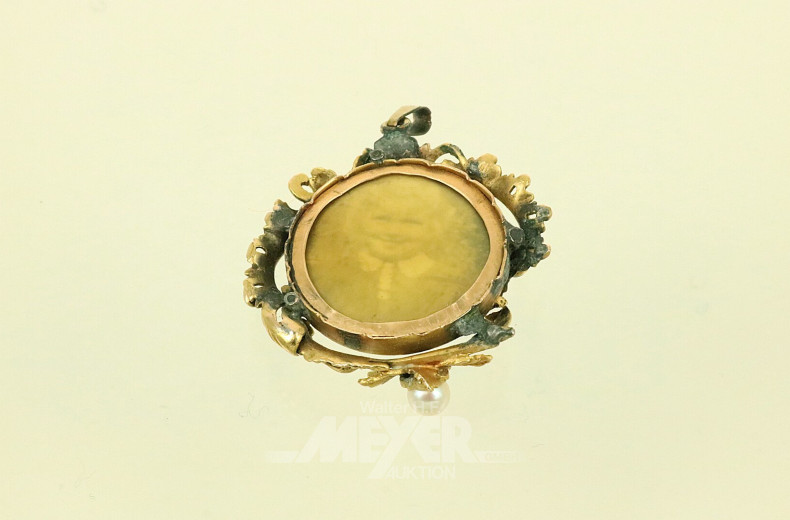 antikes Medaillon, stark beschädigt