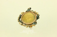 antikes Medaillon, stark beschädigt