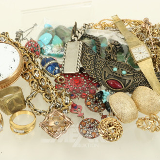 Konvolut Modeschmuck, best. aus Ketten, Ringe, Ohrstecker, 1 Armbanduhr etc.