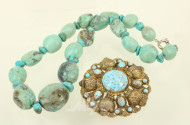 2 Teile türkisfarbener Vintageschmuck: Brosche und Kette