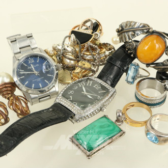 Konvolut Mode- u. Silberschmuck, best. aus: Armreif, Ringe, Ohrclips, Ketten, 2 Armbanduhren etc.