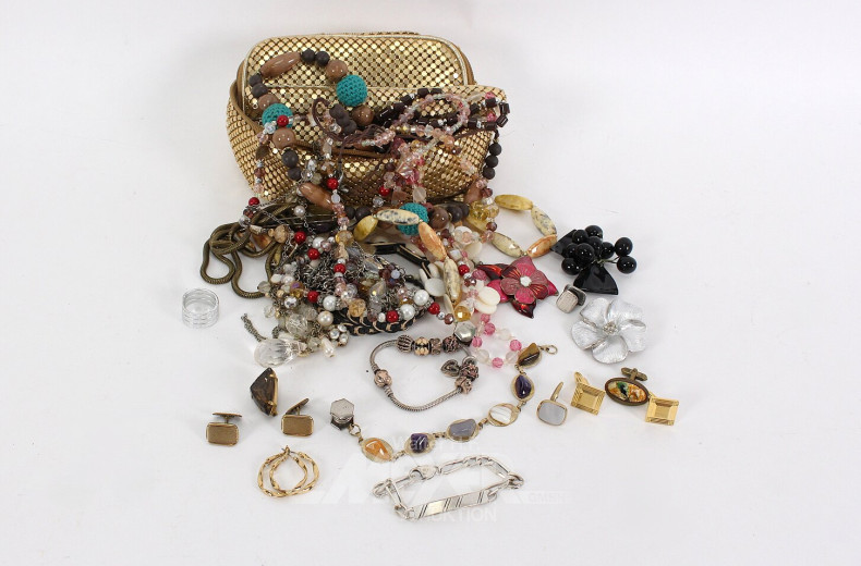 Abendtasche mit Modeschmuck, u.a.: