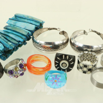 Konvolut Modeschmuck, best. aus Ringe, Armreif, Anhänger, Ohrringe, Ketten etc.