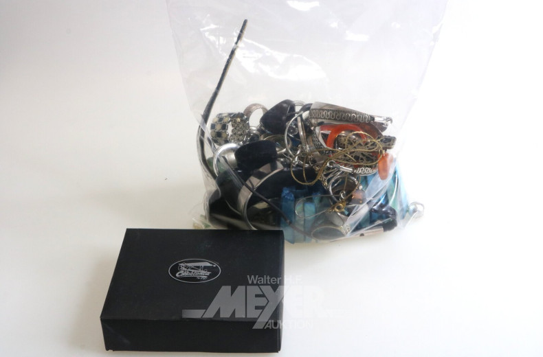 Konvolut Modeschmuck, best. aus Ringe, Armreif, Anhänger, Ohrringe, Ketten etc.
