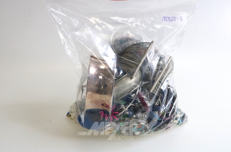 Konvolut Modeschmuck, best. aus Ohrstecker, Ringe, gr. Amreifen, Anhänger, Ketten etc.