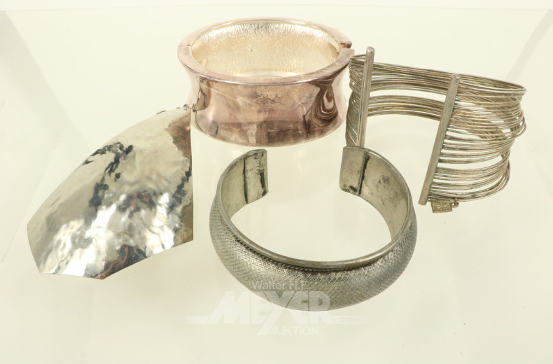 Konvolut Modeschmuck, best. aus Ohrstecker, Ringe, gr. Amreifen, Anhänger, Ketten etc.