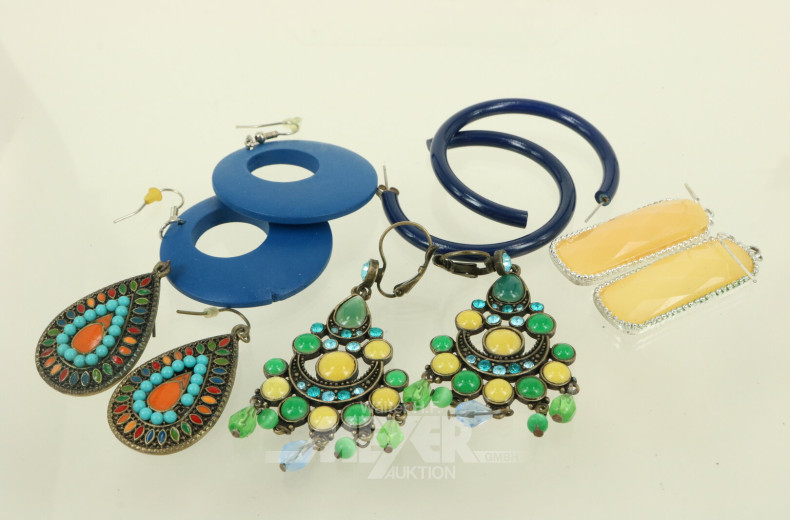 Konvolut Modeschmuck, best. aus Ohrstecker, Ringe, gr. Amreifen, Anhänger, Ketten etc.