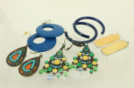 Konvolut Modeschmuck, best. aus Ohrstecker, Ringe, gr. Amreifen, Anhänger, Ketten etc.