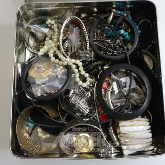 Konvolut Modeschmuck in Blechdose, best. Armreifen, Ketten, Ohrclips, etc.