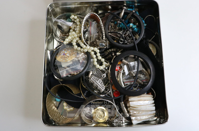 Konvolut Modeschmuck in Blechdose, best. Armreifen, Ketten, Ohrclips, etc.