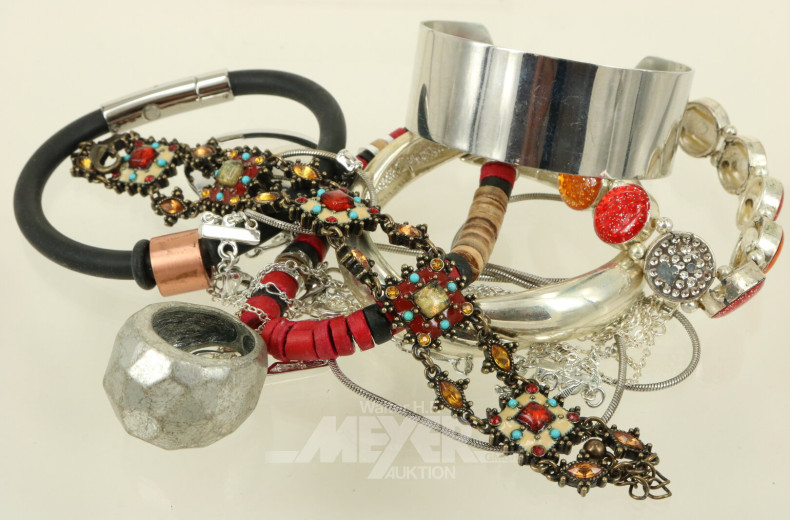 Konvolut Modeschmuck in Blechdose, best. Armreifen, Ketten, Ohrclips, etc.