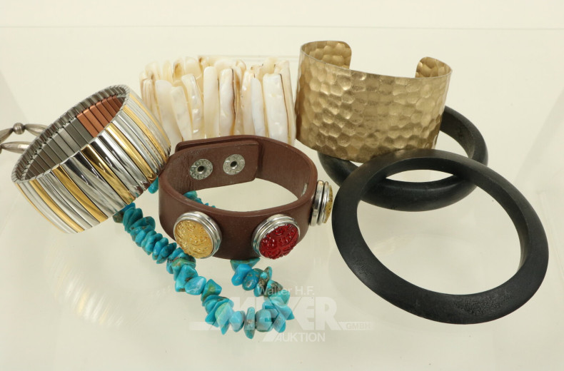 Konvolut Modeschmuck in Blechdose, best. Armreifen, Ketten, Ohrclips, etc.