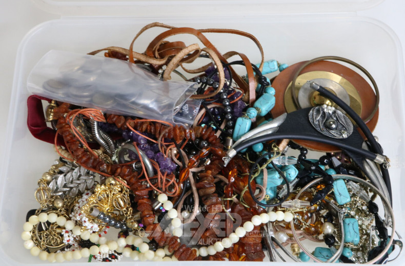 Konvolut Modeschmuck , best. aus Perlenketten, Armbänder, Ringe u. Anhänger