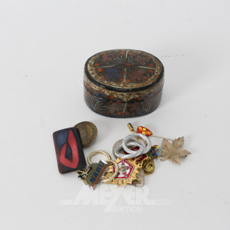 Kl. Konvolut mit Pins u. Anstecknadeln in Lackdose