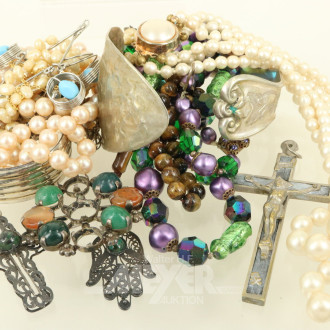 Posten Modeschmuck: Anhänger, Armreifen, Broschen, Ketten etc.