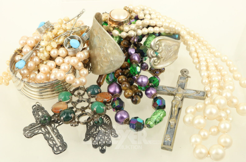 Posten Modeschmuck: Anhänger, Armreifen, Broschen, Ketten etc.