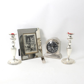 Konvolut Dekorationsgegenstände: Leuchter, Tischuhr, Rahmen, etc.