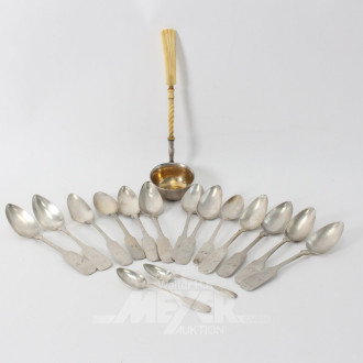 antike Löffel in versch. Größen zu je 12 Lot, sowie 1 Schöpflöffel zu 13 Lot mit Griff aus Bein