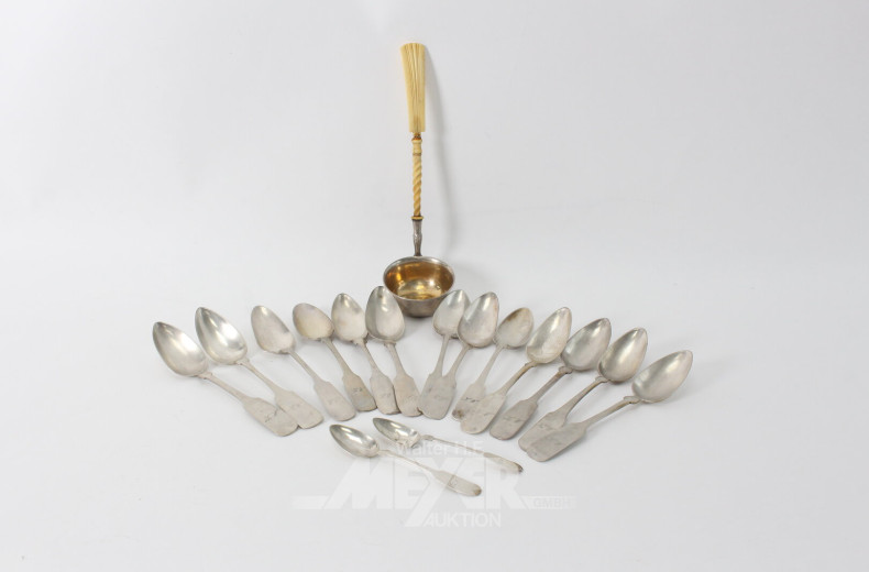 antike Löffel in versch. Größen zu je 12 Lot, sowie 1 Schöpflöffel zu 13 Lot mit Griff aus Bein