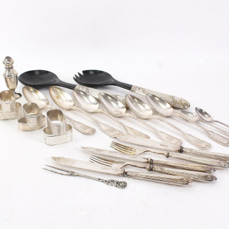 Konvolut versch. Besteckteile, versilbert: Löffel, Messer, Gabeln, sowie Salatbesteck und Gewürzstreuer