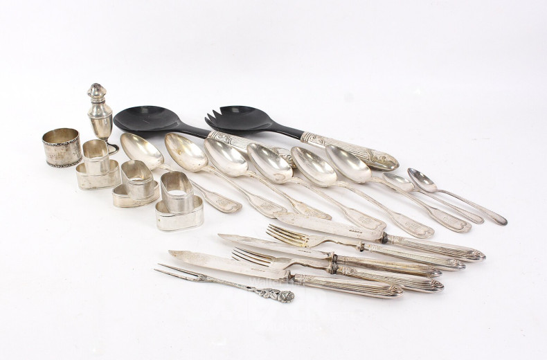 Konvolut versch. Besteckteile, versilbert: Löffel, Messer, Gabeln, sowie Salatbesteck und Gewürzstreuer