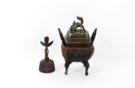 asiat. Räuchergefäß, Bronze sowie eine Metall-Tischglocke