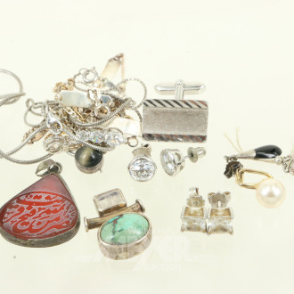 Kl. Konvolut Silberschmuck in überw. 835er u. 925er Silber, best. aus Ketten, Anhänger, Ohrstecker etc.