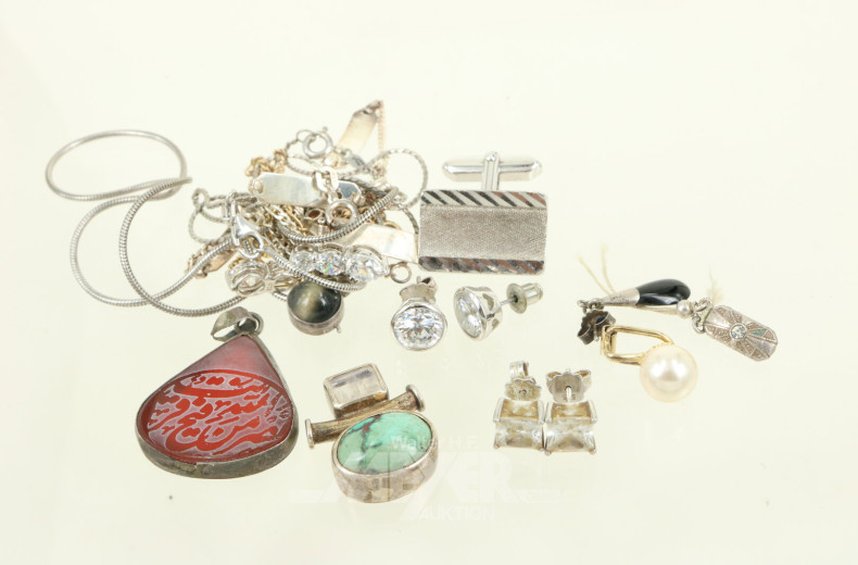 Kl. Konvolut Silberschmuck in überw. 835er u. 925er Silber, best. aus Ketten, Anhänger, Ohrstecker etc.
