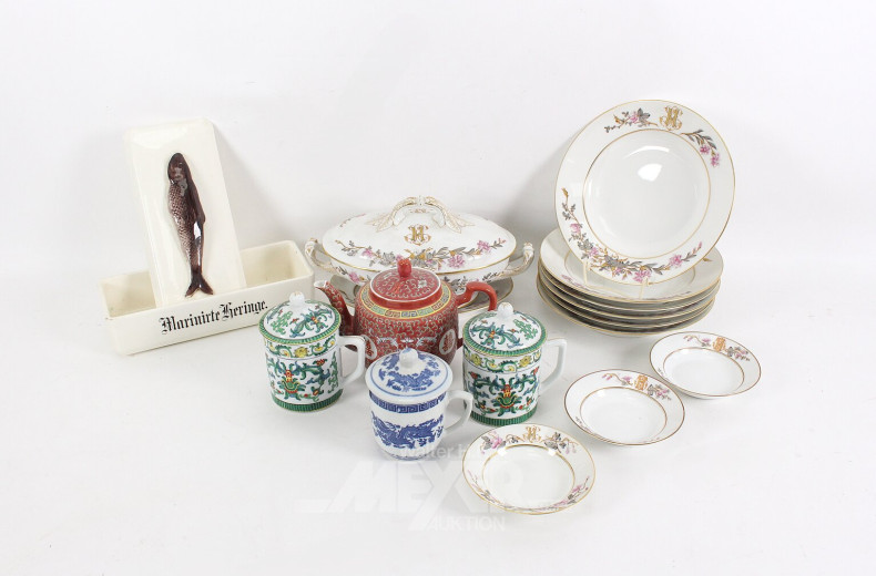 Konvolut: Heringstopf, Kaffeebecher, Teekanne sowie div. Speiseserviceteile