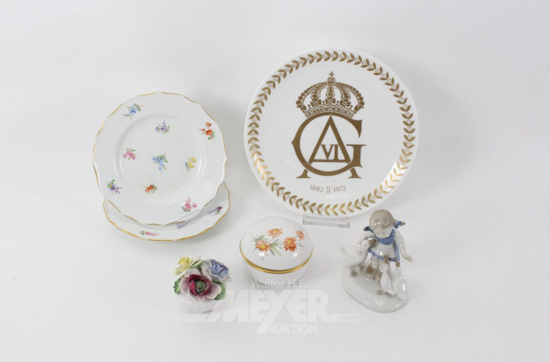 kl. Konvolut Porzellan: Teller, Zuckerdose, Figur, Tischdekoration