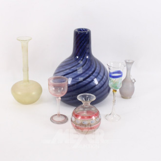 4 versch. Vasen und 2 kl, Likörgläser