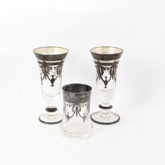 2 Kelchgläser mit Silbermalerei und 1 Vase passend