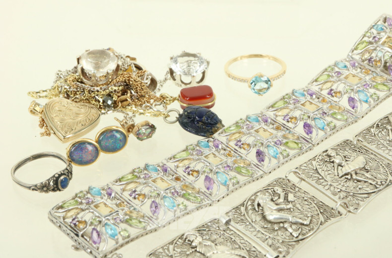 Posten Silberschmuck: Anhänger, Armbänder, Ketten,