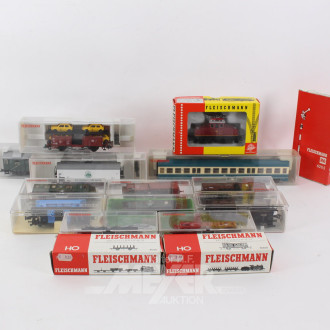 Posten  div.  Personenwagen, Güterwaggons sowie 1 Lok,  ca. 16 Stück