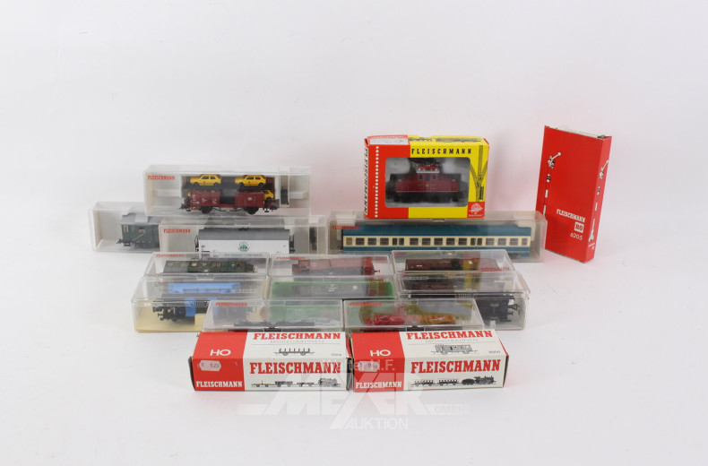 Posten  div.  Personenwagen, Güterwaggons sowie 1 Lok,  ca. 16 Stück