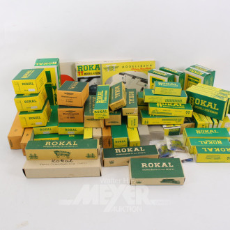 Posten Einsenbahn-Zubehör sowie Waggons und Loks