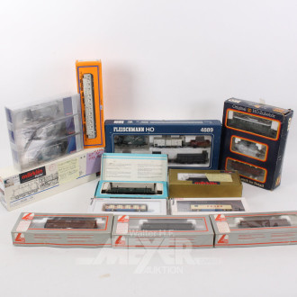 Konvolut: Loks, Waggons, 2 Wagen-Sets und div. Zubehör