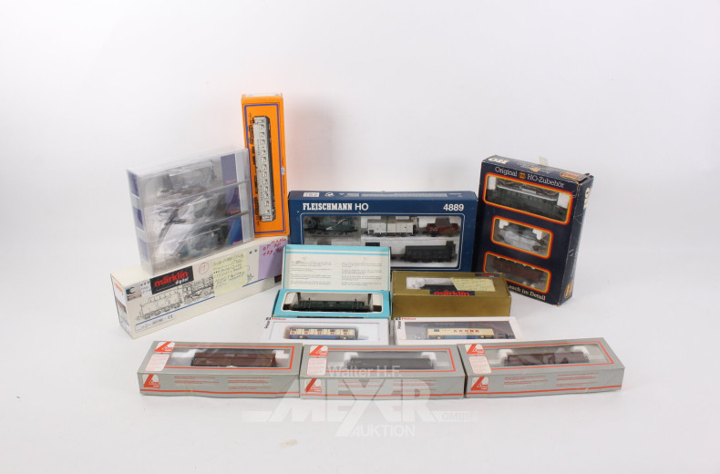 Konvolut: Loks, Waggons, 2 Wagen-Sets und div. Zubehör