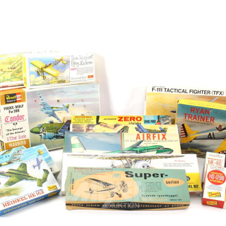 Posten Flugzeug-Modellbausätze,  ca. 40 Stück