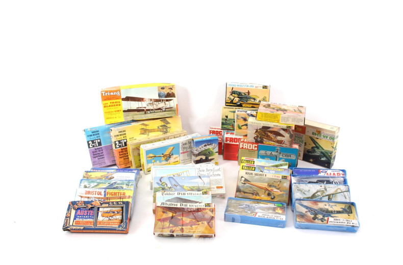 Posten Flugzeug-Modellbausätze,  ca. 40 Stück