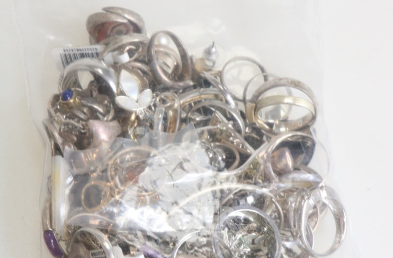 Konvolut Silberschmuck, überw. 925er Silber, best. aus Ringe, Ketten, Anhänger, Ohrstecker etc.