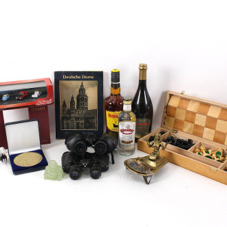 Konvolut Hausrat: Schachspiel, Ferngläser, Spirituosen etc.